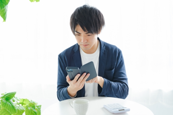 スマホを操作する男性