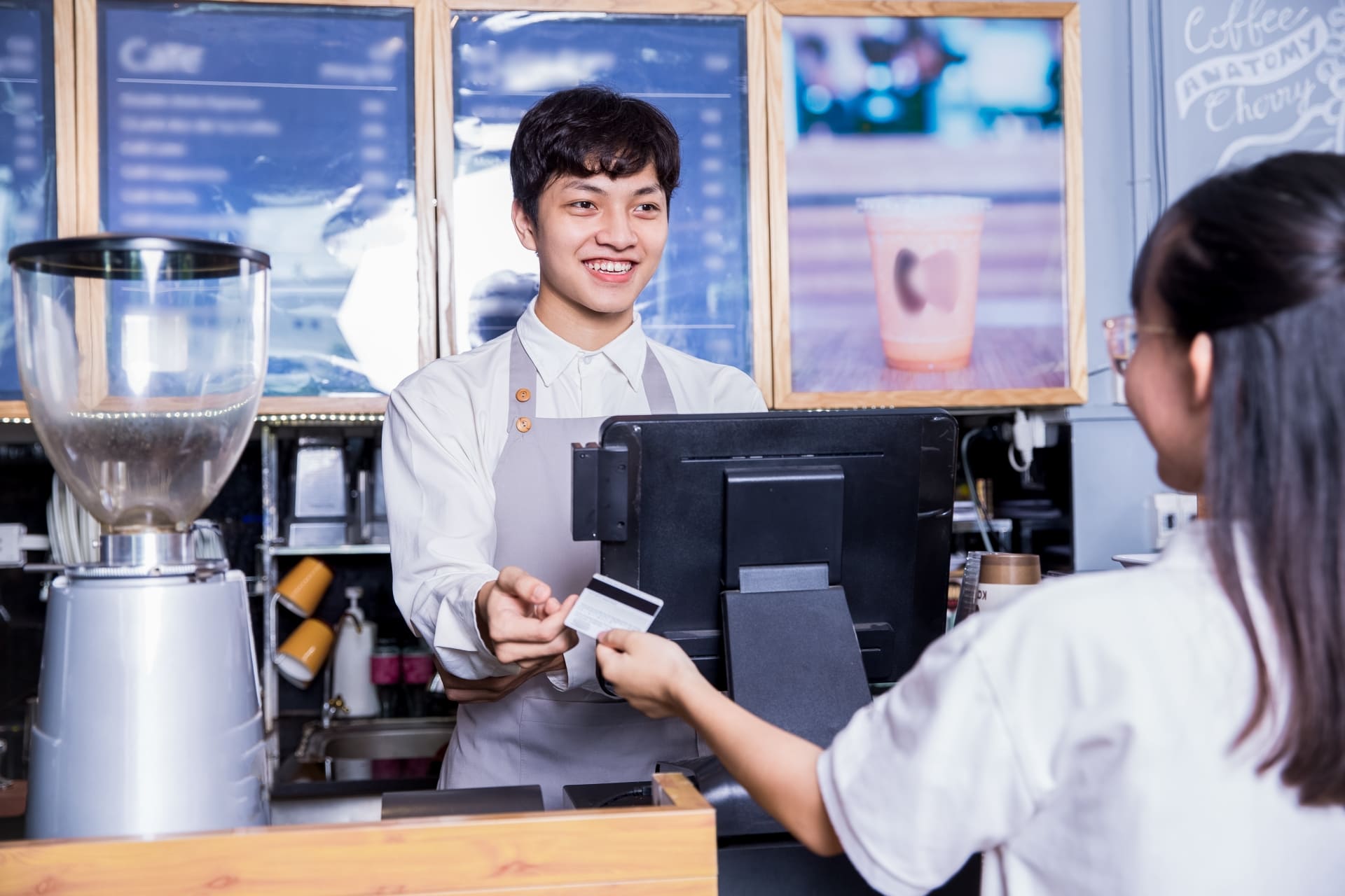 カフェで支払いしている人