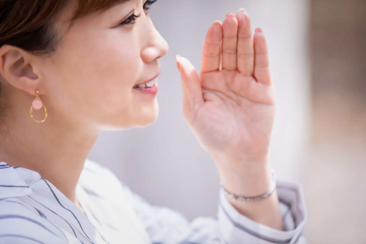 声かけをしている女性